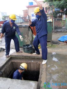 Hút bể phốt là một công việc nặng nhọc và khó khăn, đòi hỏi sức lực và kinh nghiệm.